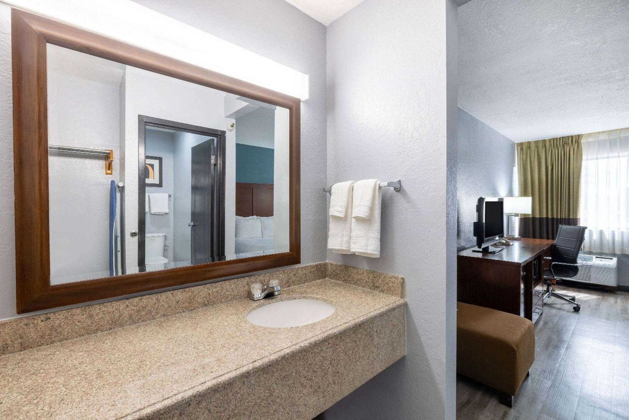 Travelodge By Wyndham Brooklyn Center Dış mekan fotoğraf